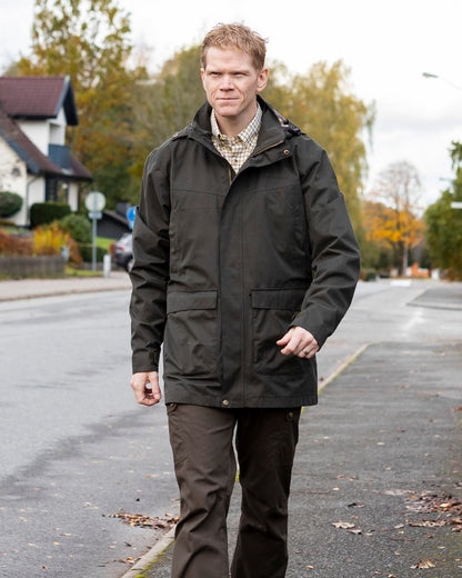 Dark Olive Coloured Pinewood Mens Finnveden Classic Trousers on outdoor background #colour_dark-olive