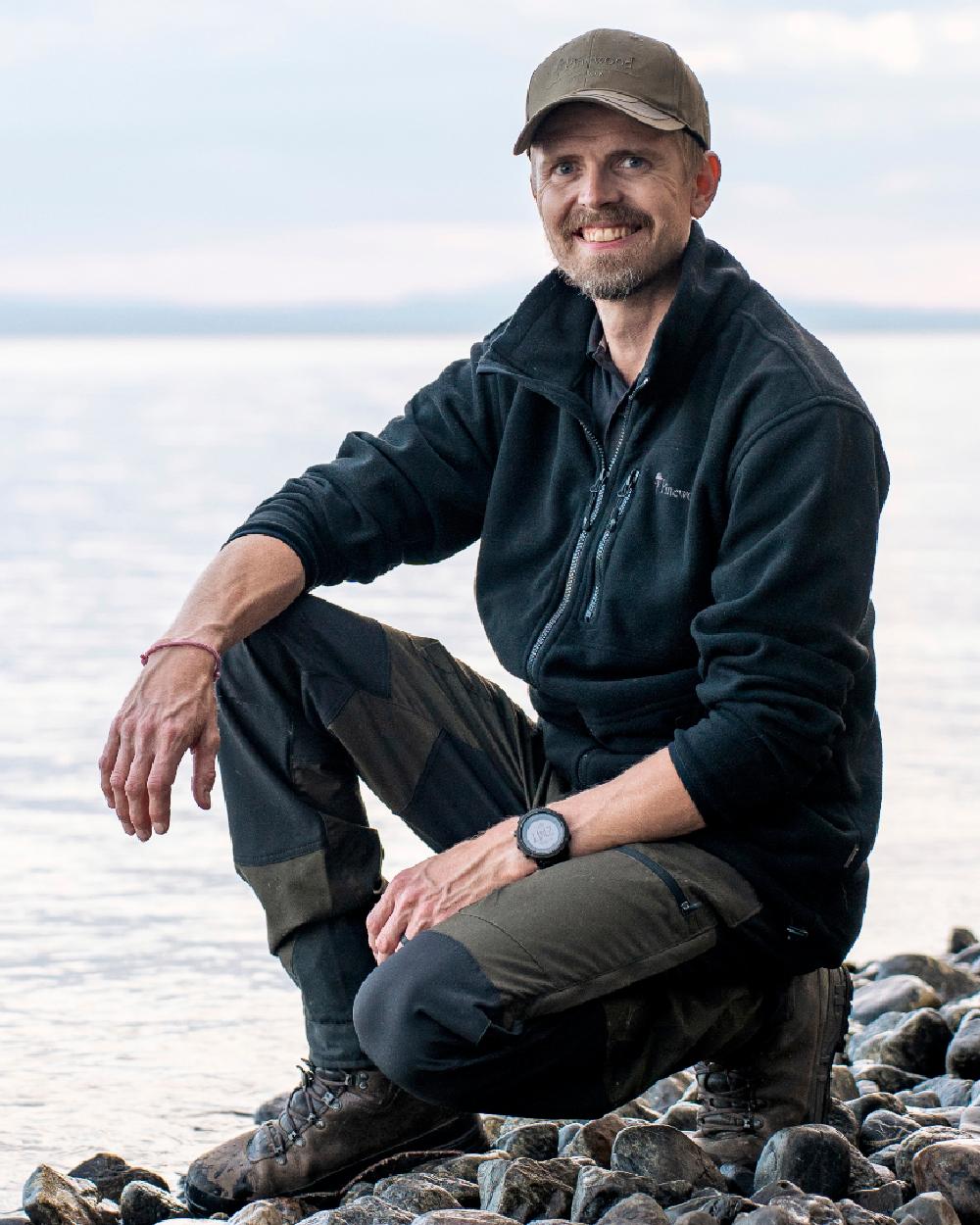 Black Coloured Pinewood Mens Finnveden Fleece Jacket on outdoor background #colour_black