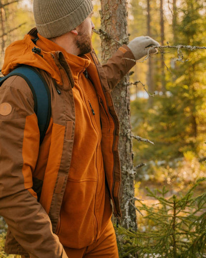 Fudge Pinewood Mens Finnveden Fleece Jacket on outdoor background #colour_fudge