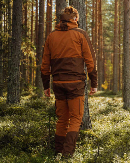 Fudge Nougat Coloured Pinewood Mens Finnveden Hybrid Jacket on outdoor background #colour_fudge-nougat