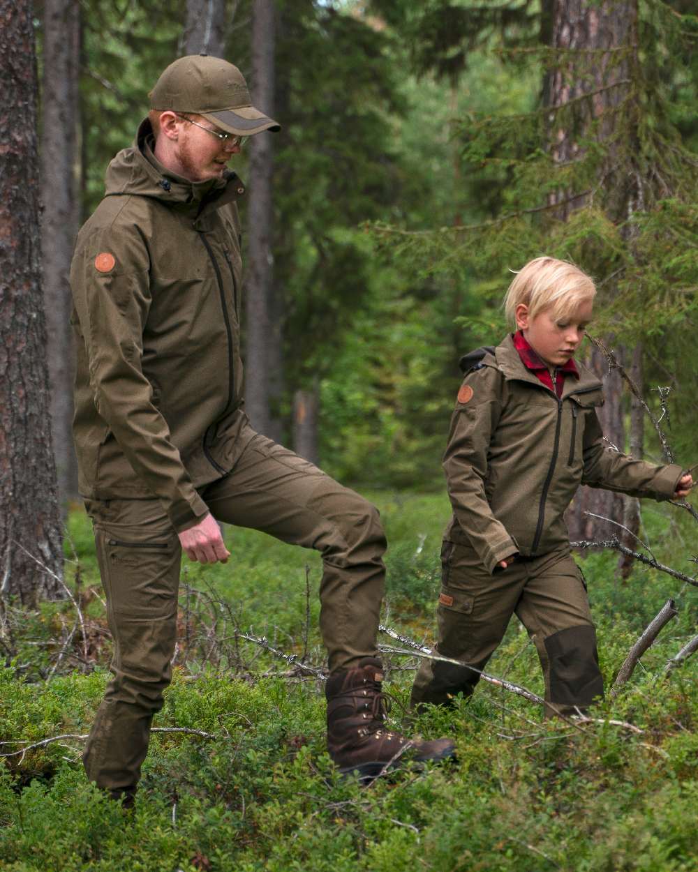 Hunting Olive Coloured Pinewood Mens Finnveden Hybrid Trousers on outdoor background #colour_hunting-olive