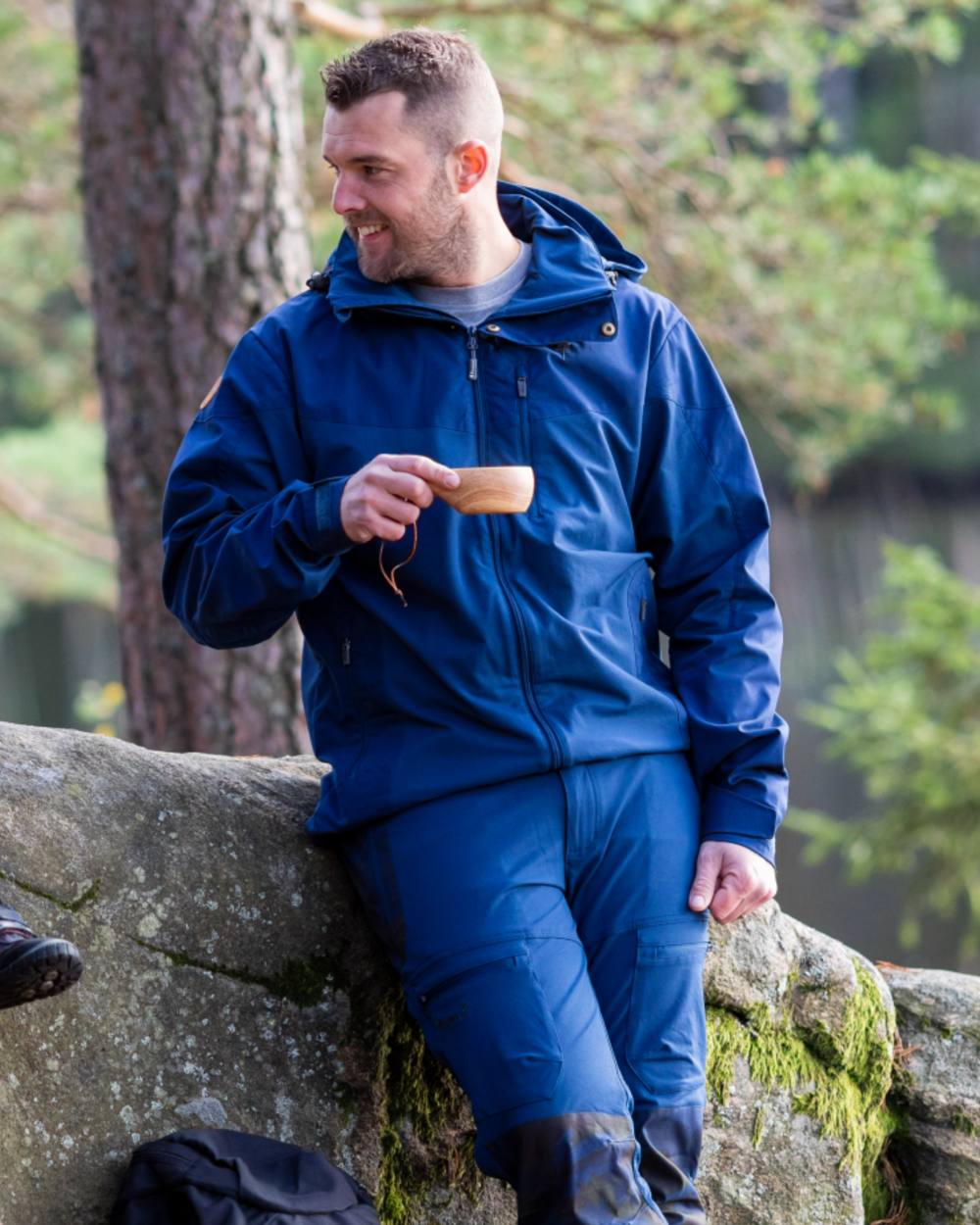 Dark Dive Coloured Pinewood Mens Finnveden Hybrid Jacket on forest background #colour_dark-dive
