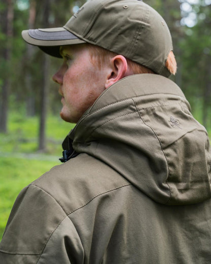 Hunting Olive Coloured Pinewood Mens Finnveden Hybrid Jacket on forest background #colour_hunting-olive