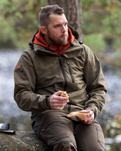 Hunting Olive Coloured Pinewood Mens Finnveden Hybrid Jacket on forest background #colour_hunting-olive