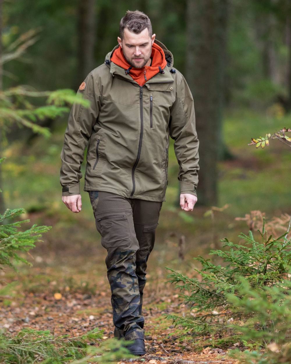 Hunting Olive Coloured Pinewood Mens Finnveden Hybrid Jacket on forest background #colour_hunting-olive