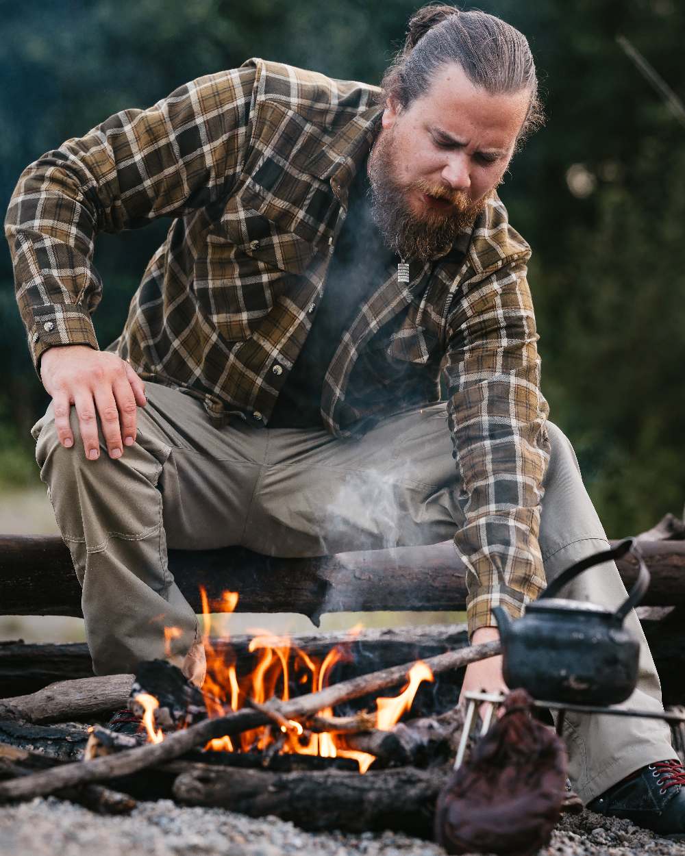 Light Khaki Coloured Pinewood Mens Finnveden Outdoor Classical Trousers on outdoor background #colour_light-khaki