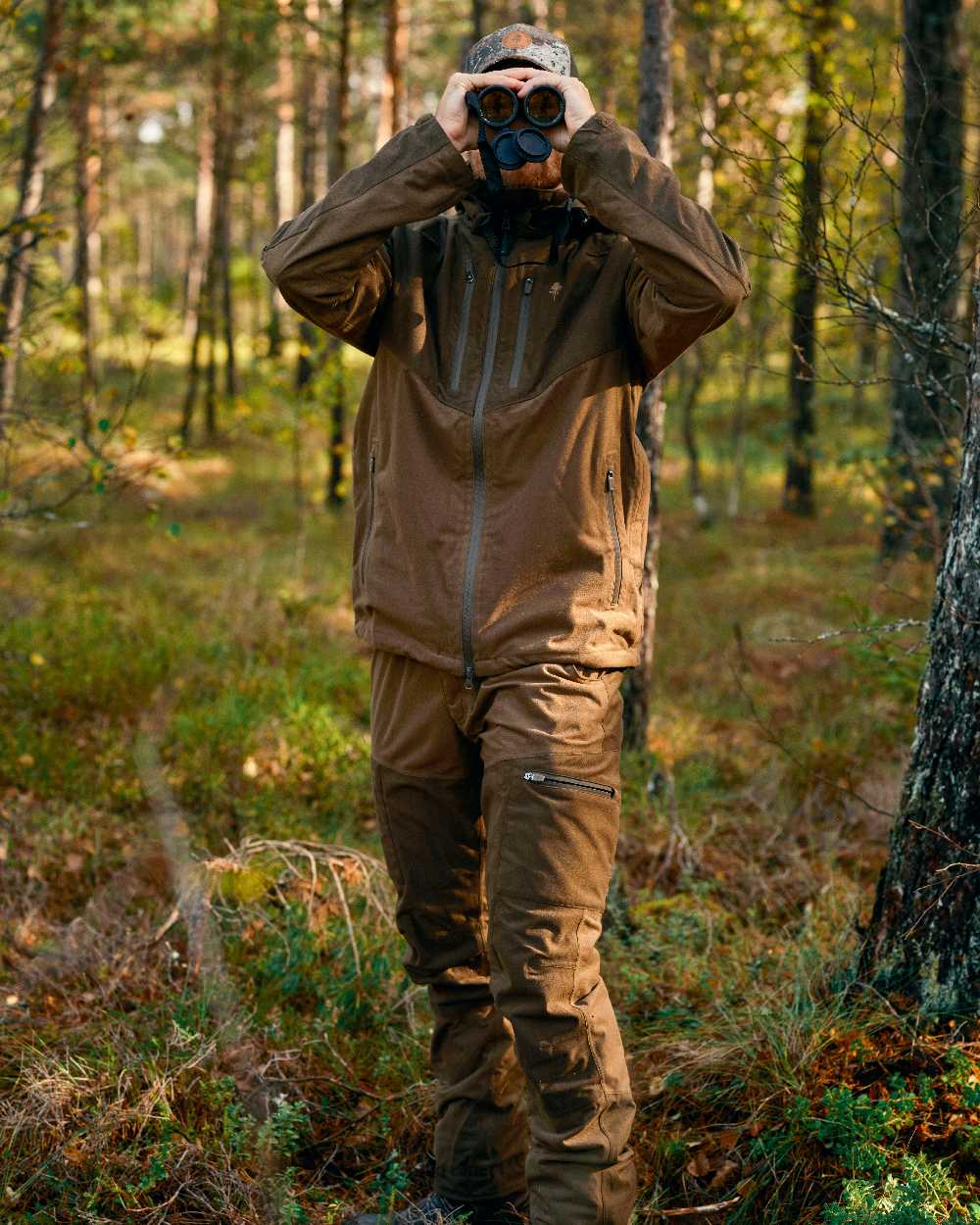 Hunting Brown Suede Brown Coloured Pinewood Mens Furudal Retriever Active Jacket on outdoor background #colour_hunting-brown-suede-brown