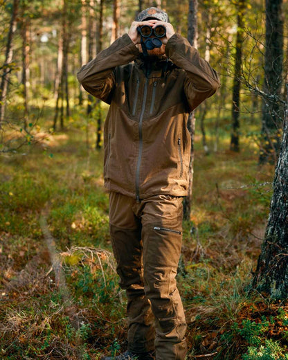 Hunting Brown Suede Brown Coloured Pinewood Mens Furudal Retriever Active Jacket on outdoor background #colour_hunting-brown-suede-brown