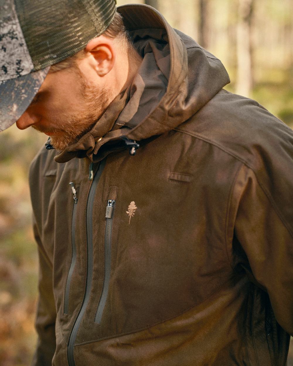 Hunting Brown Suede Brown Coloured Pinewood Mens Furudal Retriever Active Jacket on outdoor background #colour_hunting-brown-suede-brown