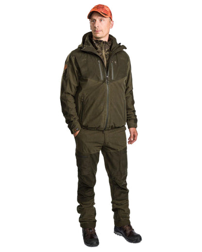 Moss green coloured Pinewood Mens Furudal Retriever Active Jacket on white background #colour_moss-green
