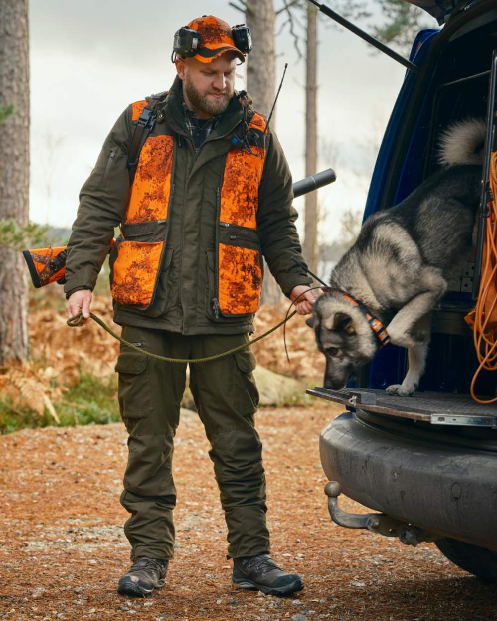 Hunting Green coloured Pinewood Mens Smaland Forest Trousers on outdoor background #colour_hunting-green