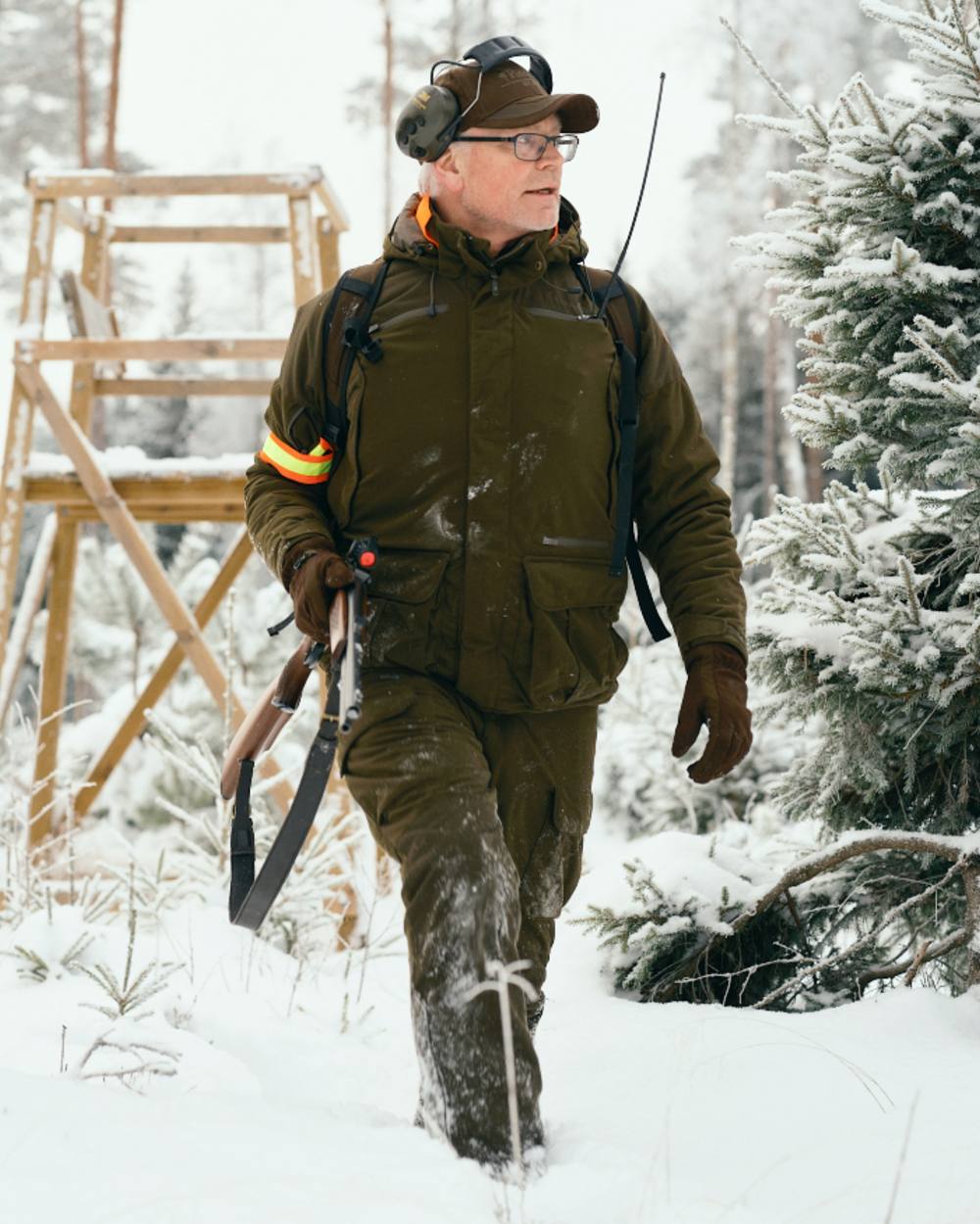 Hunting Green coloured Pinewood Mens Smaland Forest Trousers on snow background #colour_hunting-green