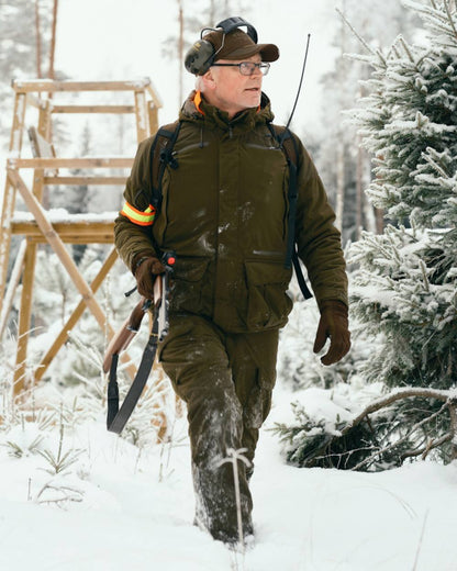 Hunting Green coloured Pinewood Mens Smaland Forest Trousers on snow background #colour_hunting-green