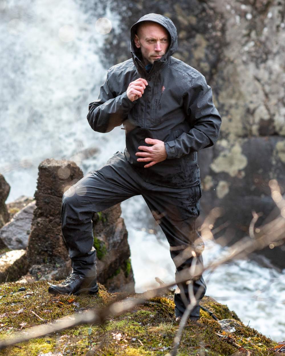 Dark Anthracite Coloured Pinewood Mens Telluz Trousers on forest background #colour_dark-anthracite