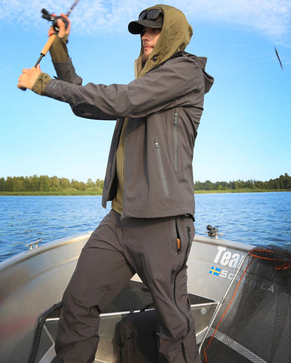 Dark Anthracite Coloured Pinewood Mens Telluz Trousers on forest background #colour_dark-anthracite