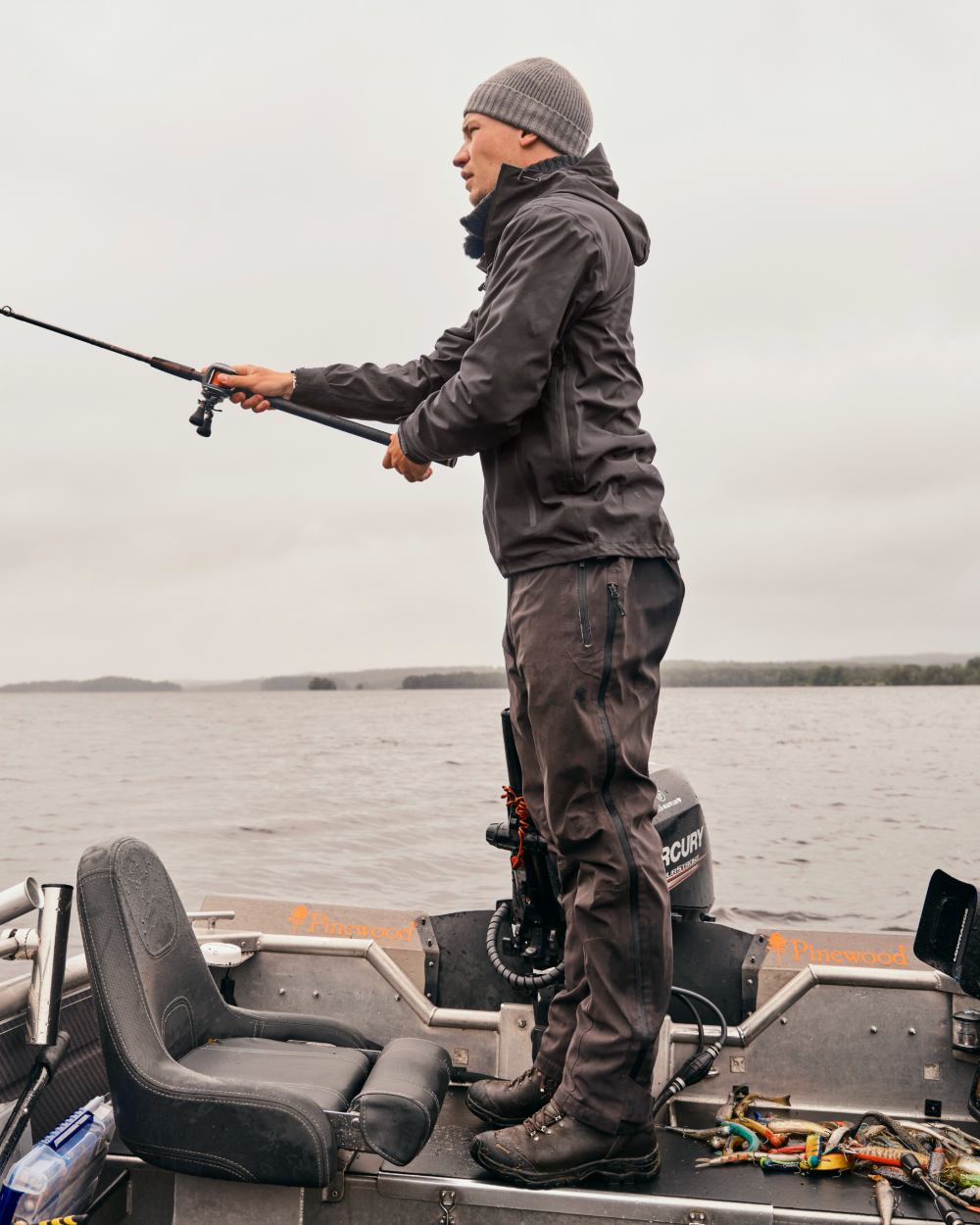 Dark Anthracite Coloured Pinewood Mens Telluz Trousers on forest background #colour_dark-anthracite