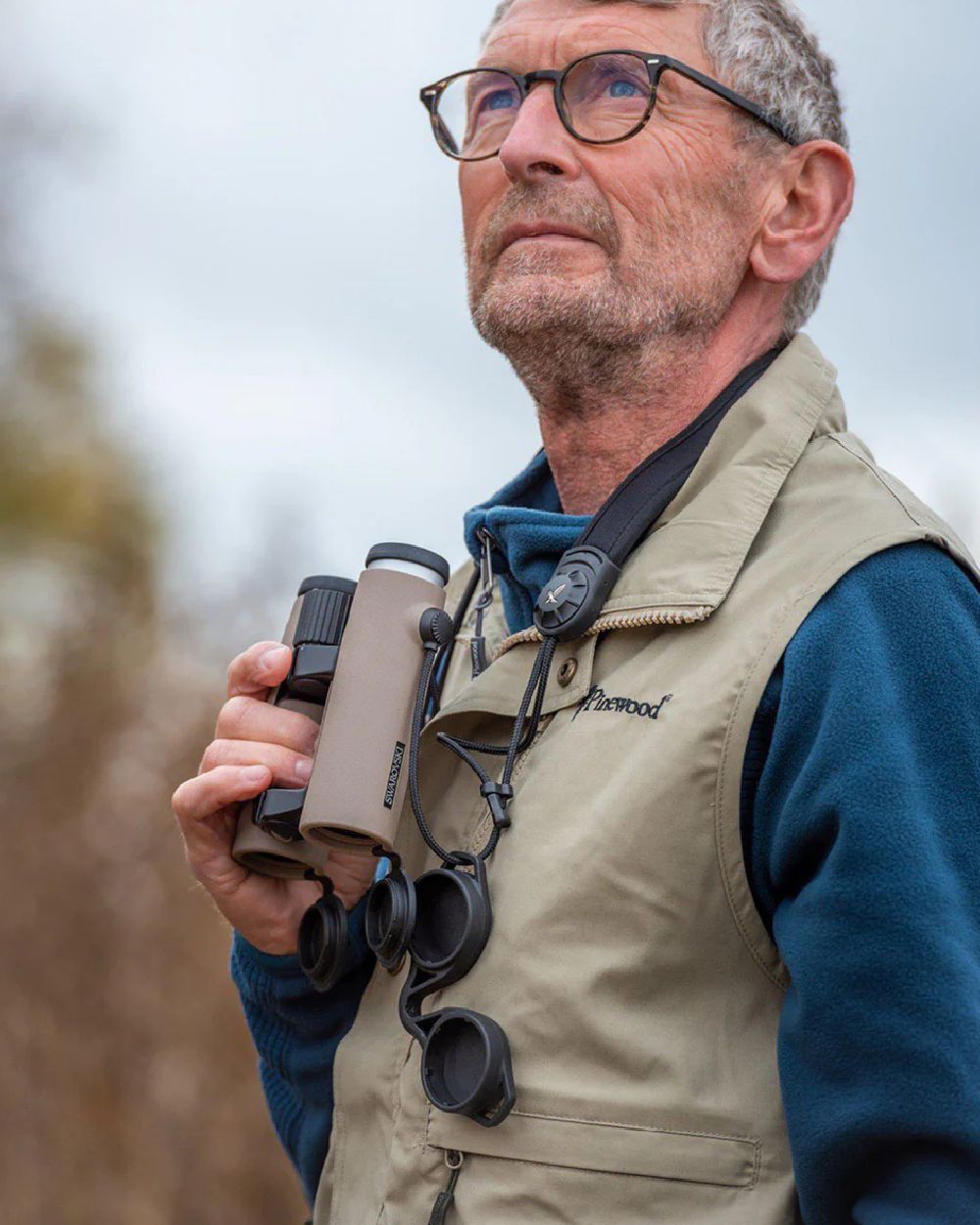 Light Khaki coloured Pinewood Mens Tiveden Vest on blurry background #colour_light-khaki