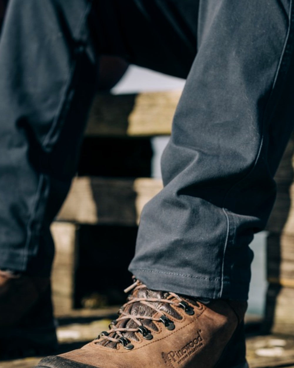 Dark Anthracite Coloured Pinewood Mens Värnamo Serengeti Trousers on outdoor background #colour_dark-anthracite