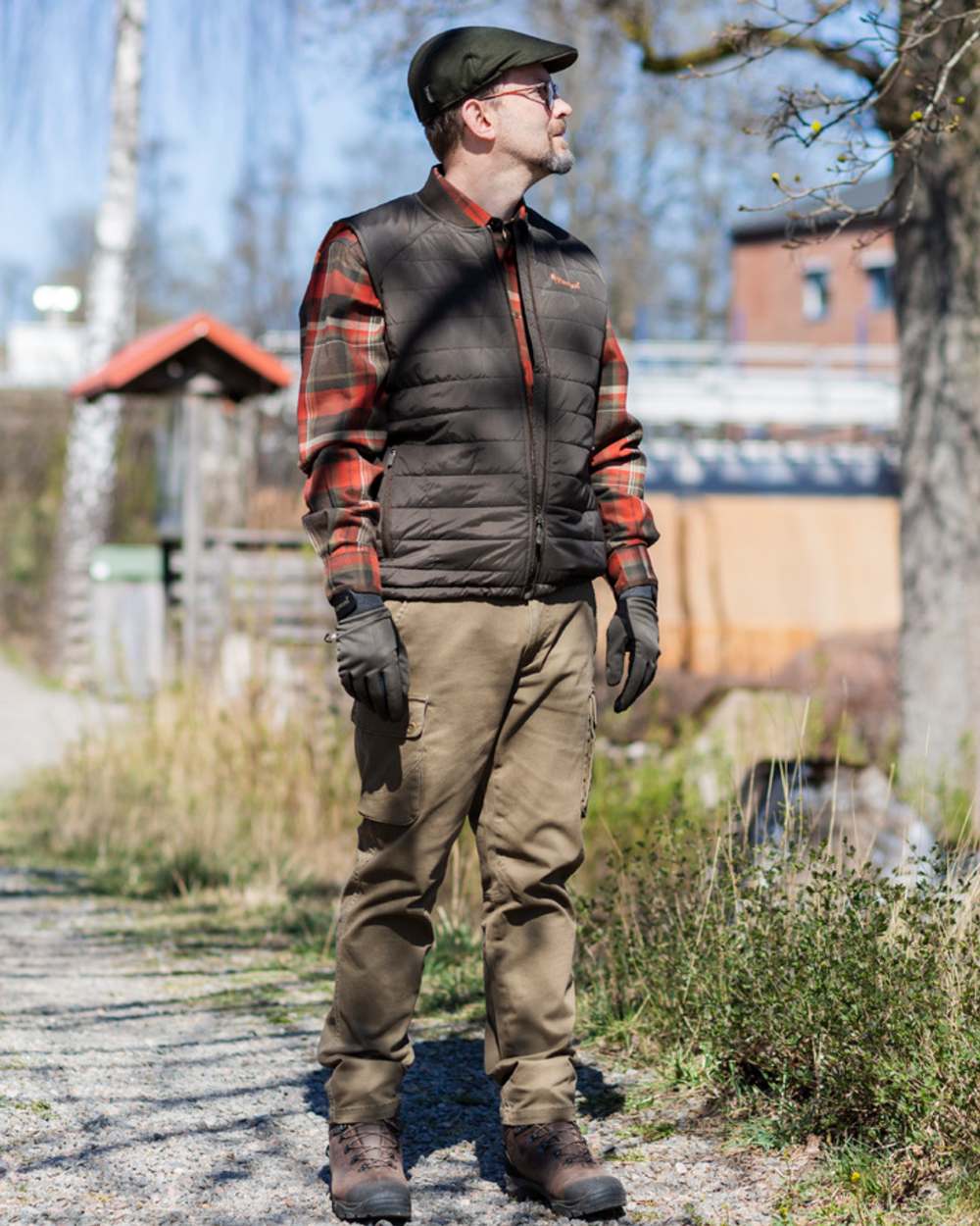 Hunting Olive Coloured Pinewood Mens Värnamo Serengeti Trousers on outdoor background #colour_hunting-olive