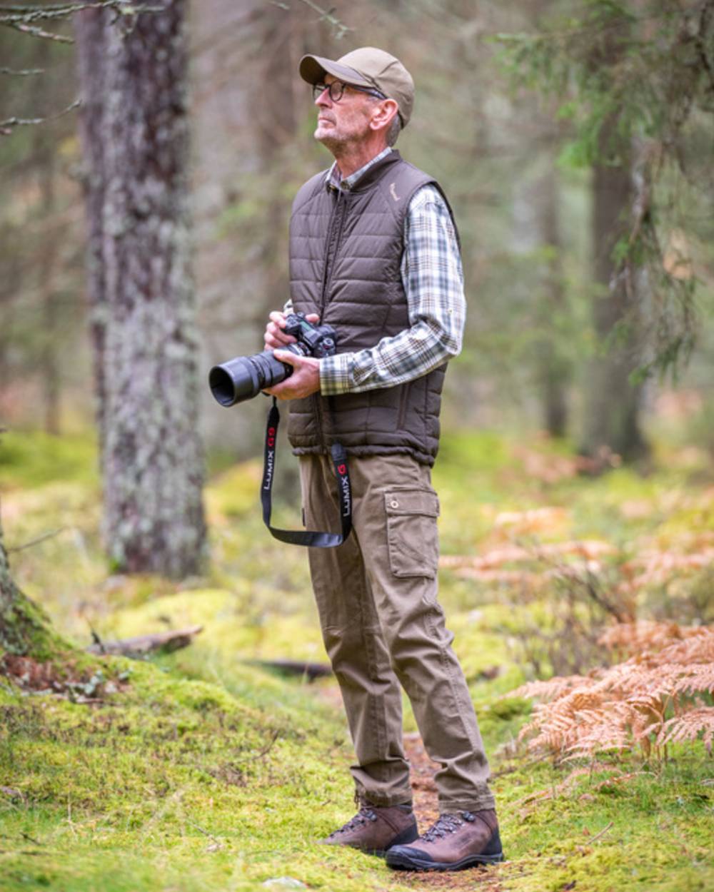Hunting Olive Coloured Pinewood Mens Värnamo Serengeti Trousers on outdoor background #colour_hunting-olive