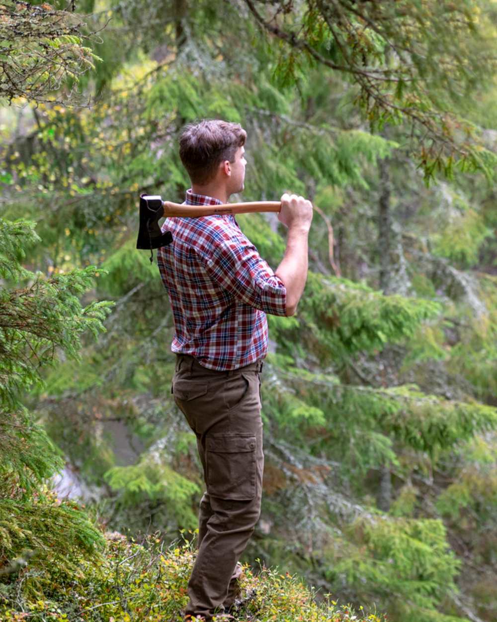 Hunting Olive Coloured Pinewood Mens Värnamo Serengeti Trousers on outdoor background #colour_hunting-olive