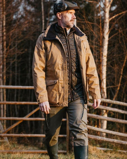 Hunting Olive Coloured Pinewood Mens Värnamo Serengeti Trousers on outdoor background #colour_hunting-olive