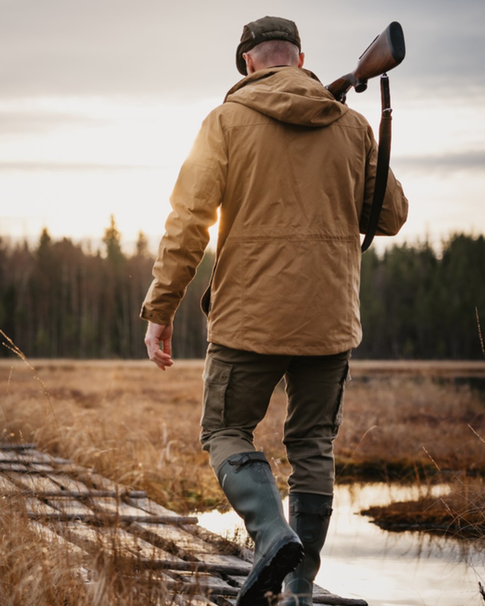 Hunting Olive Coloured Pinewood Mens Värnamo Serengeti Trousers on outdoor background #colour_hunting-olive