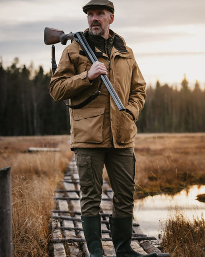 Hunting Olive Coloured Pinewood Mens Värnamo Serengeti Trousers on outdoor background #colour_hunting-olive