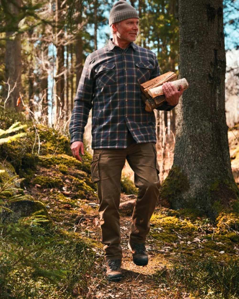 Hunting Olive Coloured Pinewood Mens Värnamo Serengeti Trousers on outdoor background #colour_hunting-olive