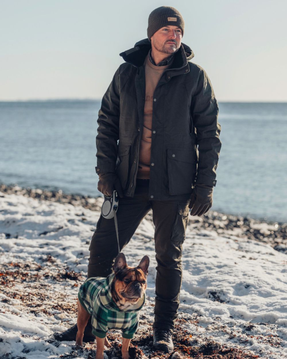 Moss Green Coloured Pinewood Mens Värnamo Serengeti Trousers on sea background #colour_moss-green