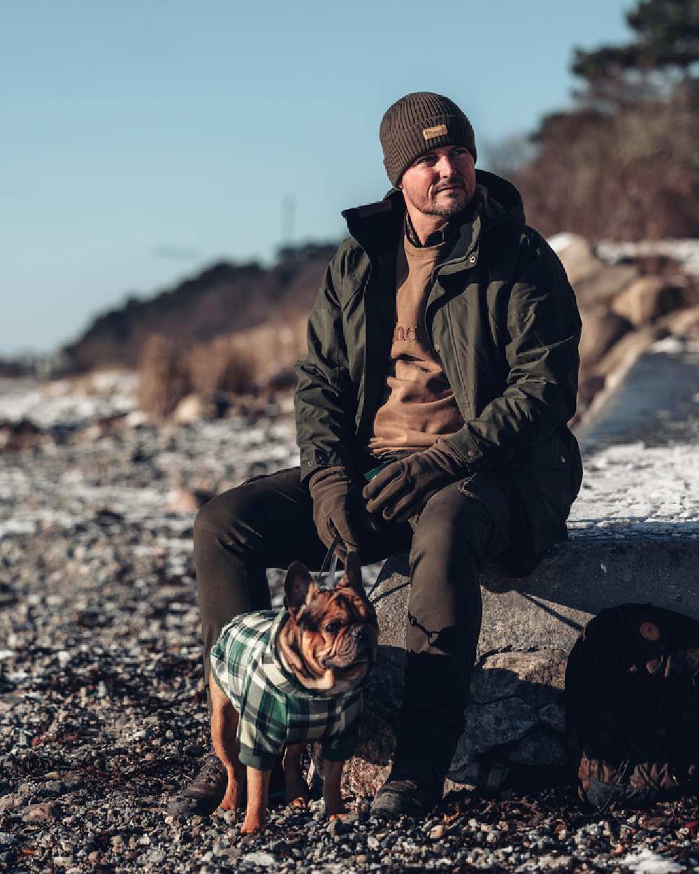 Moss Green Coloured Pinewood Mens Värnamo Serengeti Trousers on outdoor background #colour_moss-green