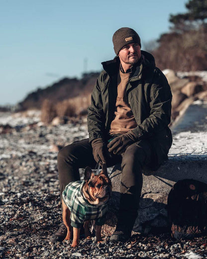 Moss Green Coloured Pinewood Mens Värnamo Serengeti Trousers on outdoor background #colour_moss-green
