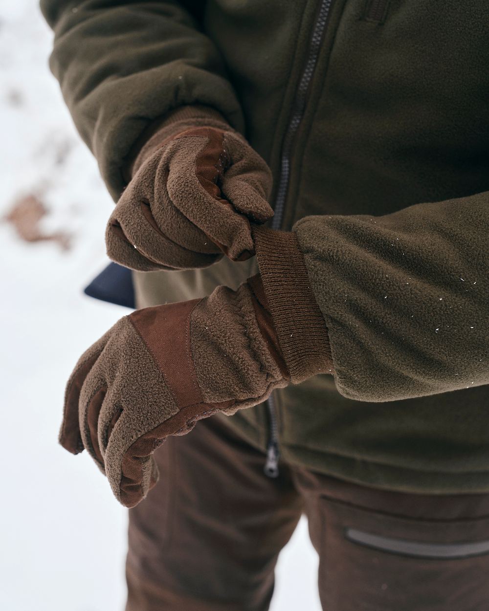 Hunting Brown Suede Brown Coloured Pinewood Smaland Hunters Extreme Fleece Gloves on snow background #colour_hunting-brown-suede-brown