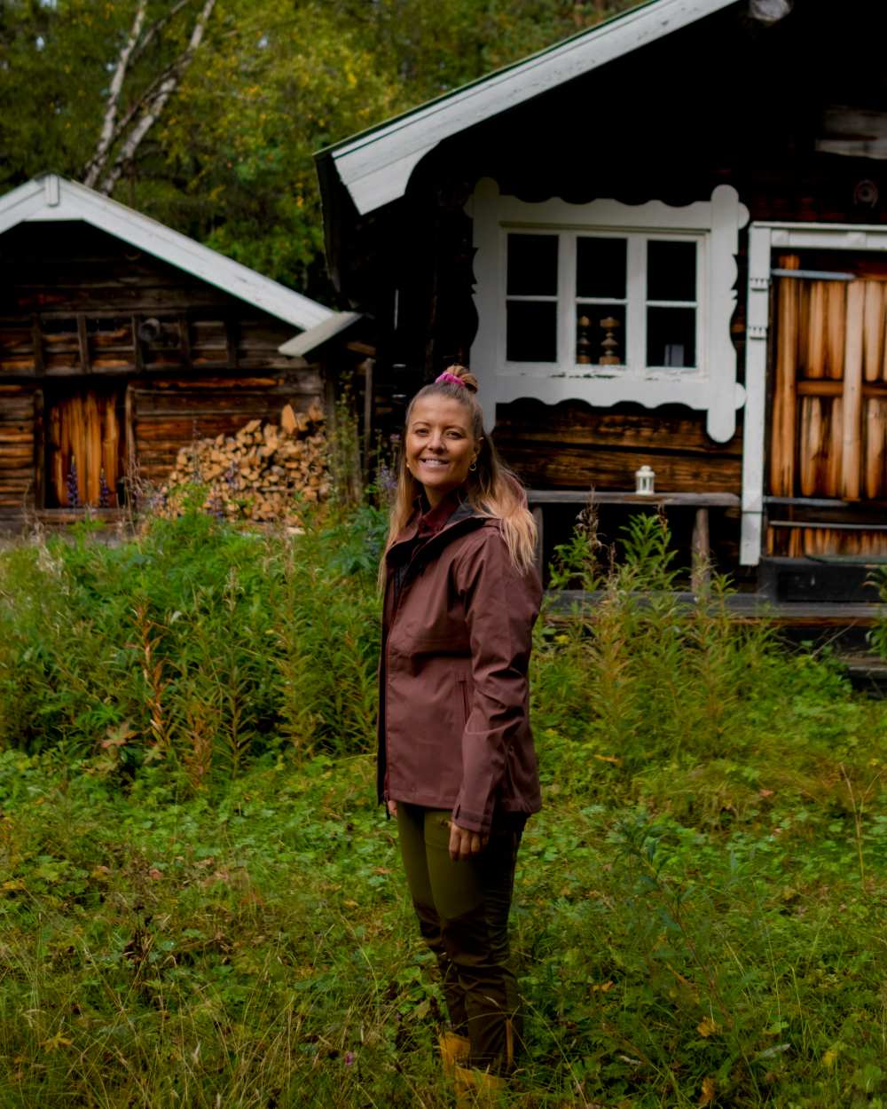 Leaf Hunting Olive Coloured Pinewood Womens Abisko Brenton Trousers on outdoor background #colour_leaf-hunting-olive