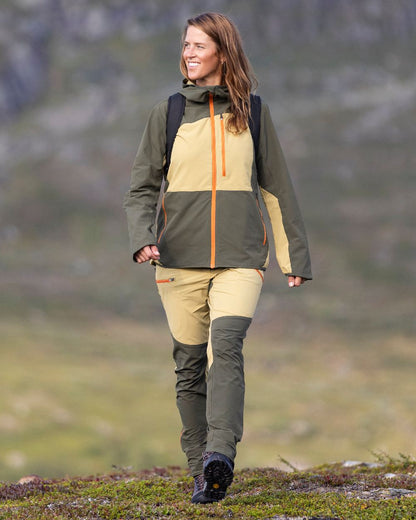 Golden Hay Mossgreen Coloured Pinewood Womens Abisko Light Stretch Jacket on outdoor background #colour_golden-hay-mossgreen