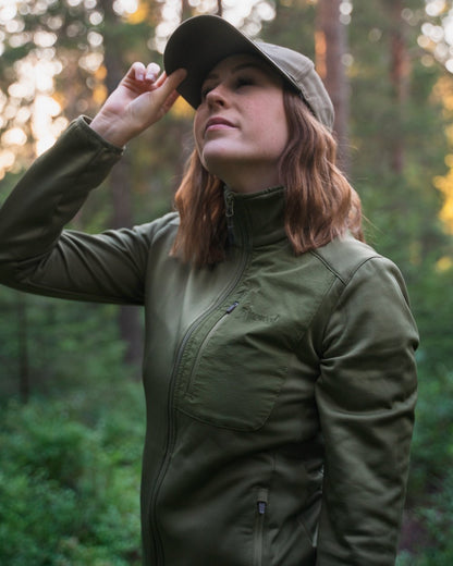 Leaf coloured Pinewood Womens Brenton Power Fleece Jacket on forest background #colour_leaf