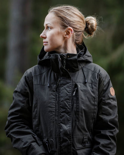Moss Green Coloured Pinewood Womens Dog Sports Trainer Extreme Jacket on outdoor background #colour_moss-green