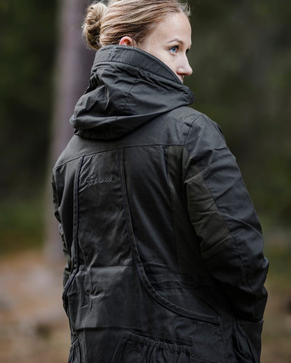 Moss Green Coloured Pinewood Womens Dog Sports Trainer Extreme Jacket on outdoor background #colour_moss-green