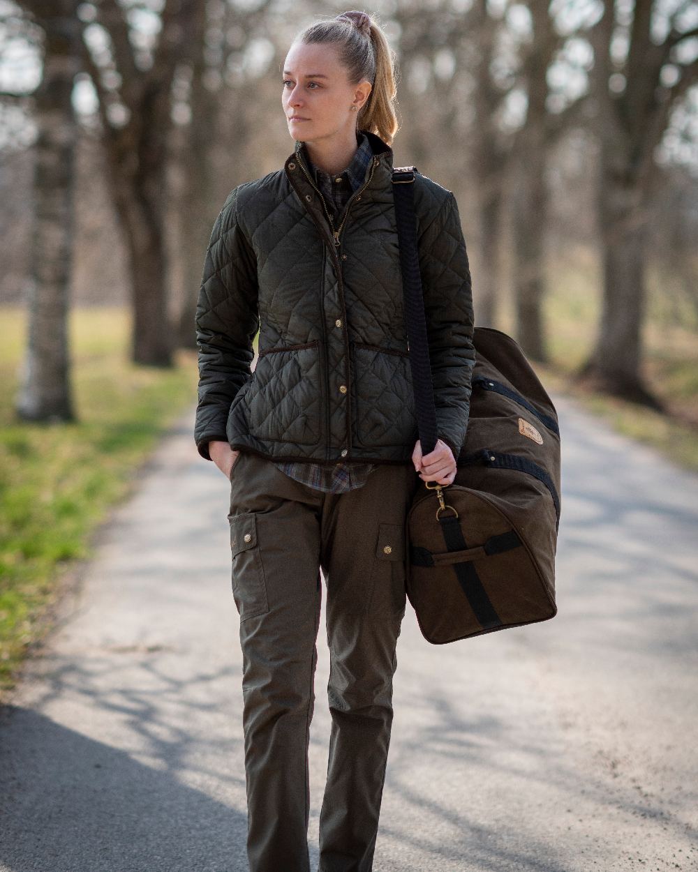 Dark Olive Coloured Pinewood Womens Finnveden Classic Trousers on outdoor background #colour_dark-olive