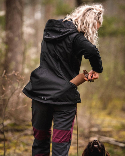 Black Coloured Pinewood Womens Finnveden Fleece Jacket on outdoor background #colour_black