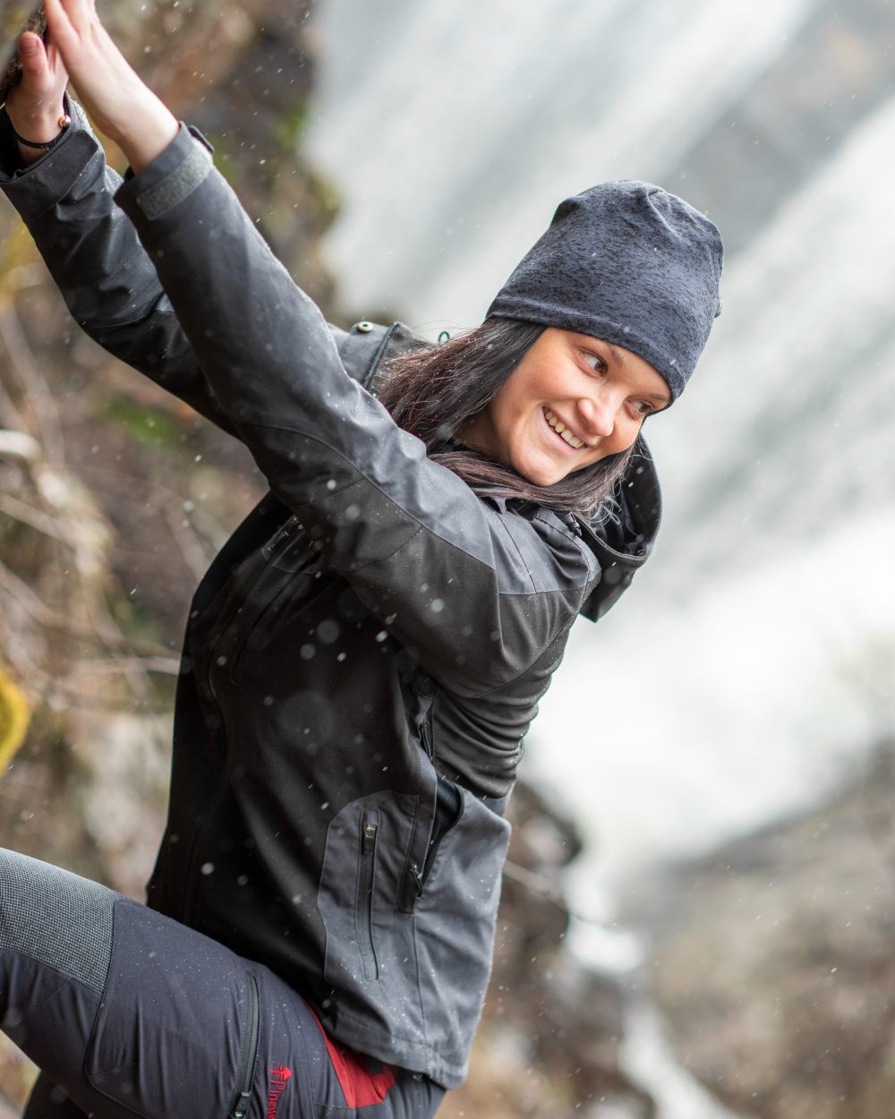 Black Dark Anthracite Coloured Pinewood Womens Finnveden Hybrid Extreme Jacket on outdoor background #colour_black-dark-anthracite