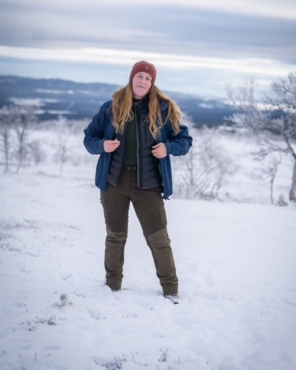 Dark Dive Coloured Pinewood Womens Finnveden Hybrid Extreme Jacket on snow background #colour_dark-dive