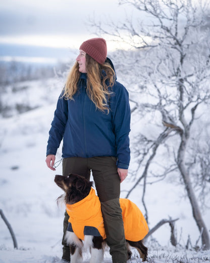 Dark Dive Coloured Pinewood Womens Finnveden Hybrid Extreme Jacket on snow background #colour_dark-dive