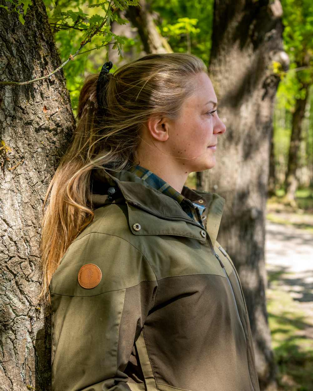 Dark Olive Hunting Olive Coloured Pinewood Womens Finnveden Hybrid Extreme Jacket on outdoor background #colour_dark-olive-hunting-olive
