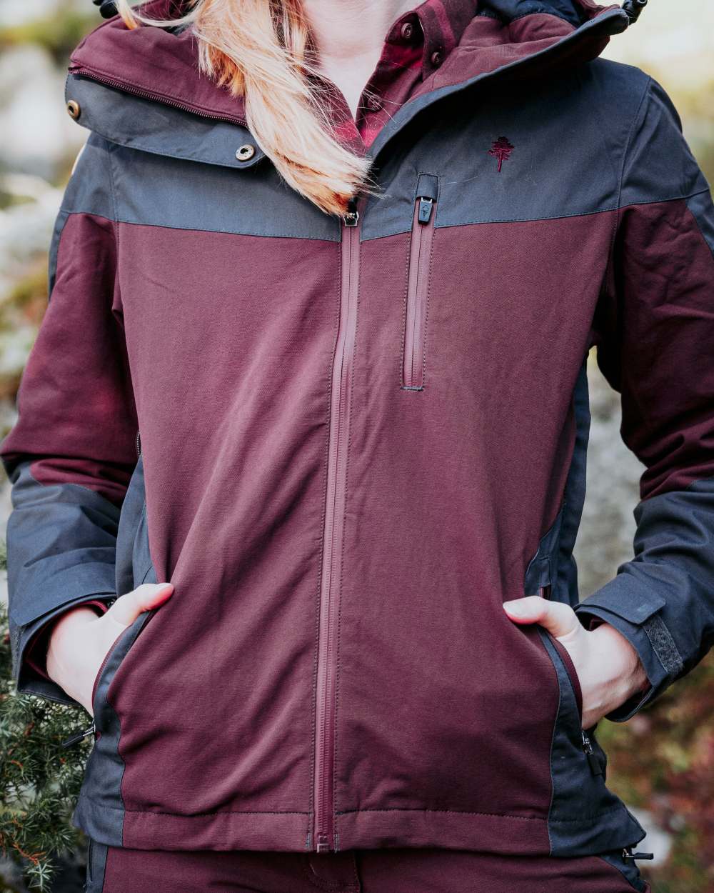 EarthPlum Dark Anthracite Coloured Pinewood Womens Finnveden Hybrid Extreme Jacket on forest background #colour_earth-plum-dark-anthracite