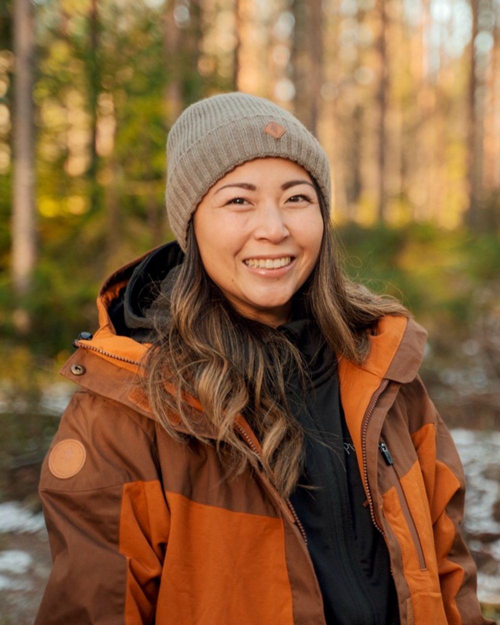 Fudge Nougat Coloured Pinewood Womens Finnveden Hybrid Extreme Jacket on outdoor background #colour_fudge-nougat