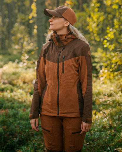 Fudge Nougat Coloured Pinewood Womens Finnveden Hybrid Jacket on outdoor background #colour_fudge-nougat