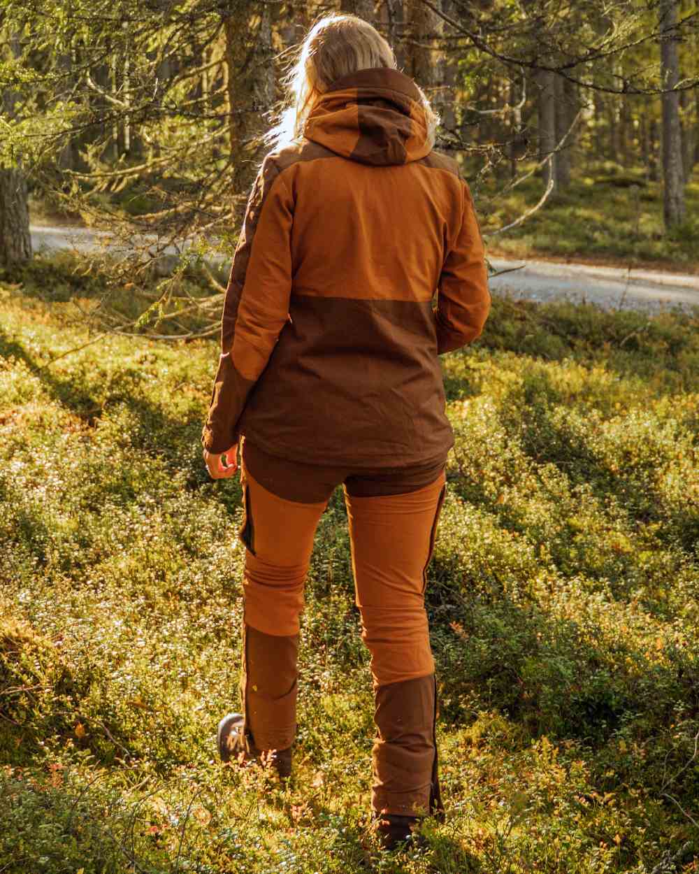 Fudge Nougat Coloured Pinewood Womens Finnveden Hybrid Trousers on outdoor background #colour_fudge-nougat