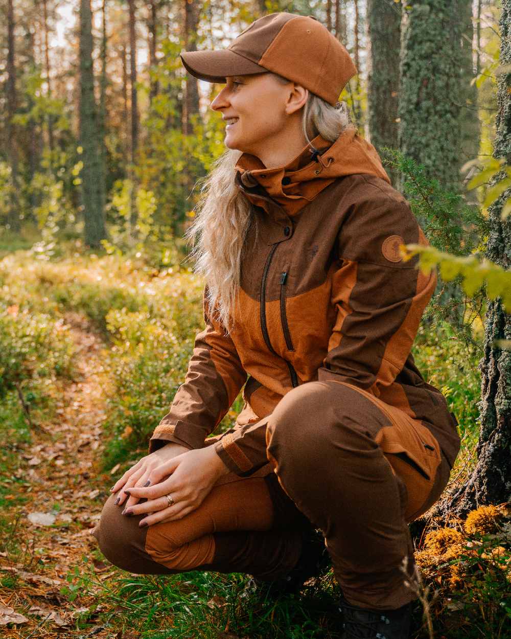 Fudge Nougat Coloured Pinewood Womens Finnveden Hybrid Trousers on outdoor background #colour_fudge-nougat