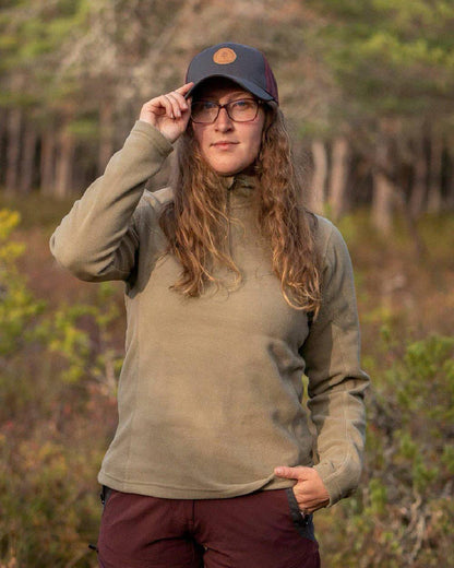 Mid Khaki coloured Pinewood Womens Tiveden Fleece Sweater on blurry background #colour_mid-khaki